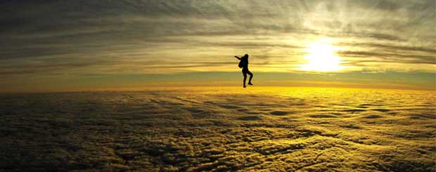 Skydiven is de ultieme adrenaline kick. Bedenk maar eens dat je om te skydiven van grote hoogte uit een vliegtuig moet springen om vervolgens seconden lang een vrije val te ervaren totdat de parachute zich opent.