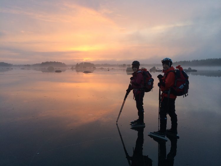 Schaatstocht op natuurijs met gids nabij Stockholm - dagtour