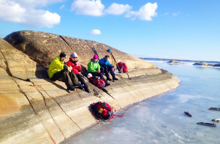 natuurijs schaatstocht met gids nabij Stockholm