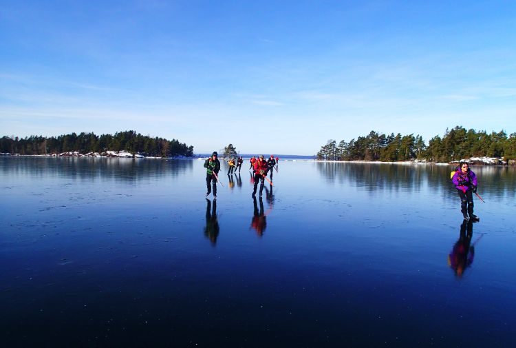 natuurijs schaatstocht met gids nabij Stockholm