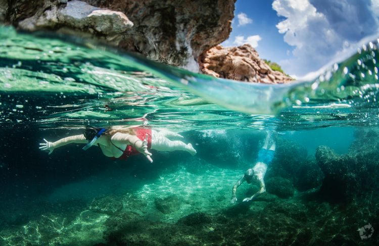Zee kajakken en snorkelen Brela Dalmatië Kroatië