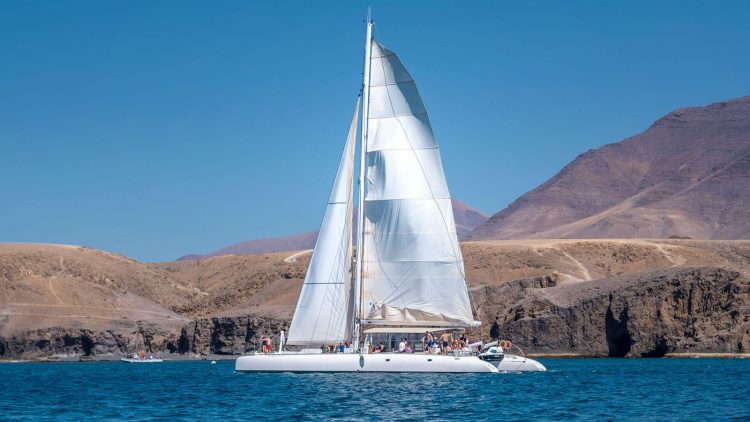 Catamaran zeiltocht inclusief lunch - Puerto Calero Lanzarote