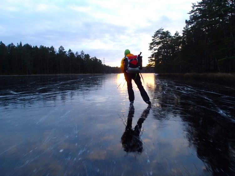 Schaatstocht op natuurijs met gids nabij Stockholm - introductietour