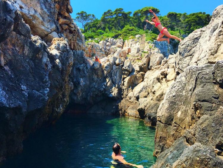 Zwemmen en hiken op het Kolocep Eiland nabij Dubrovnik Kroatië