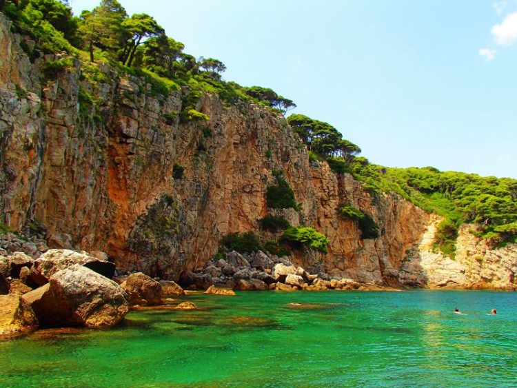 Zwemmen en hiken op het Kolocep Eiland nabij Dubrovnik Kroatië