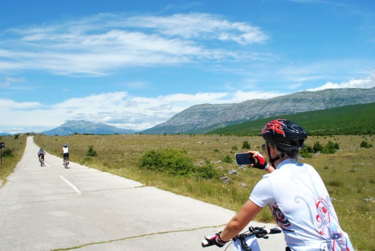 Mountainbiken in de Sinj-vallei Kroatië