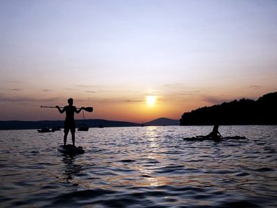 Suppen bij zonsondergang in Split Kroatië