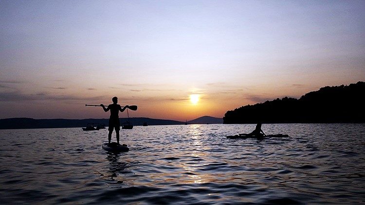 Suppen bij zonsondergang in Split Kroatië