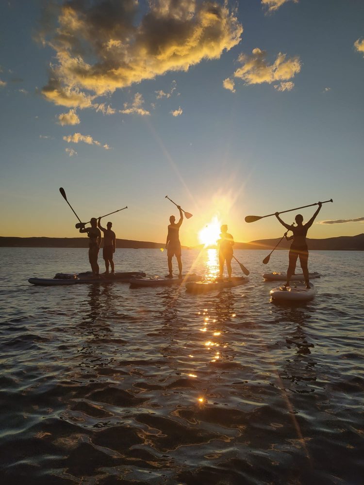 Suppen bij zonsondergang in Split Kroatië