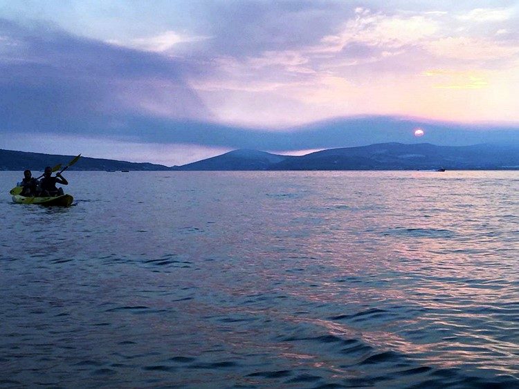 Zeekajakken bij zonsondergang in Split Kroatië