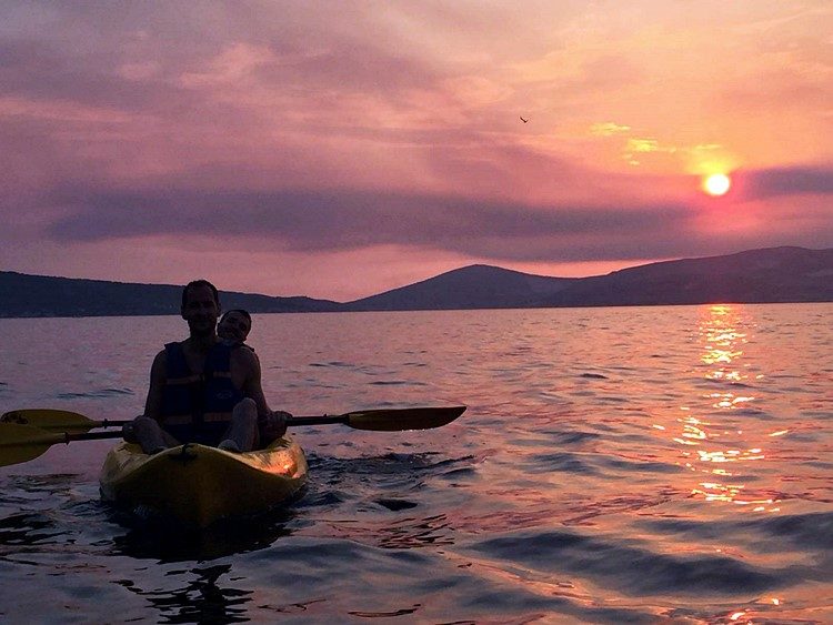 Zeekajakken bij zonsondergang in Split Kroatië