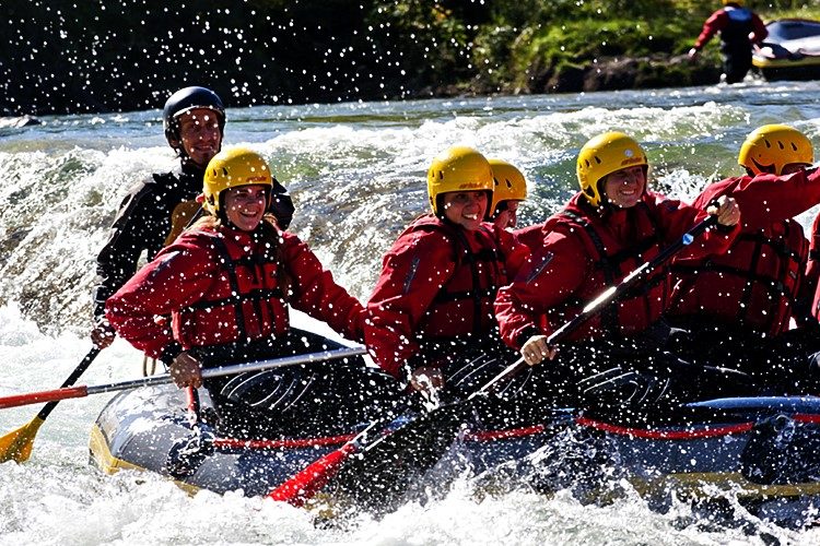Raften op de rivier Isar vanuit Lenggries Beieren
