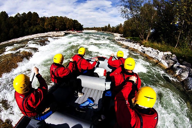 Raften op de rivier Isar vanuit Lenggries Beieren