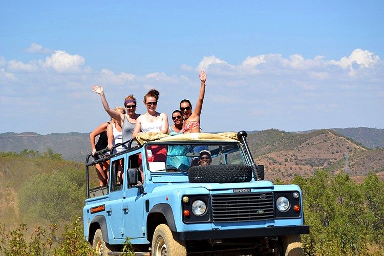 Halve dag Jeep Safari Algarve Portugal is een tour waarbij je de Algarve leert ondekken via landelijke wegen, off-road tracks en dwars door dorpjes waar de tijd lijkt te hebben stilgestaan. 