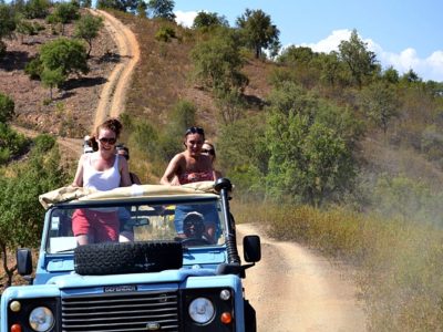 Halve dag Jeep Safari Algarve Portugal is een tour waarbij je de Algarve leert ondekken via landelijke wegen, off-road tracks en dwars door dorpjes waar de tijd lijkt te hebben stilgestaan. 