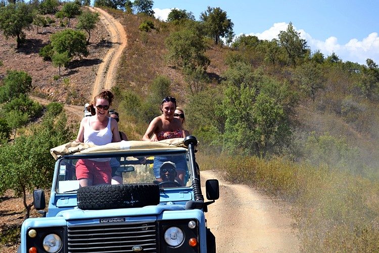Halve dag Jeep Safari Algarve Portugal is een tour waarbij je de Algarve leert ondekken via landelijke wegen, off-road tracks en dwars door dorpjes waar de tijd lijkt te hebben stilgestaan. 
