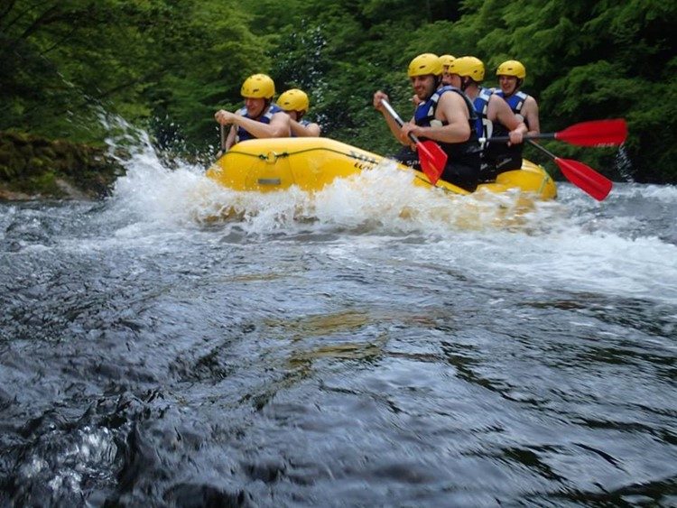 Raften op de Mrežnica rivier nabij Karlovac Kroatië