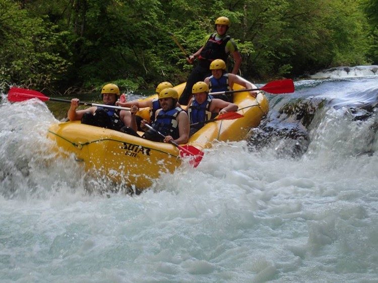 Raften op de Mrežnica rivier nabij Karlovac Kroatië