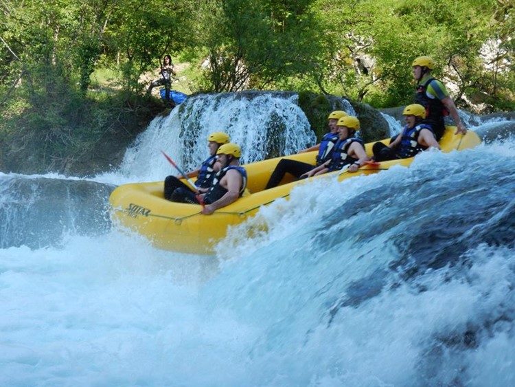 Raften op de Mrežnica rivier nabij Karlovac Kroatië