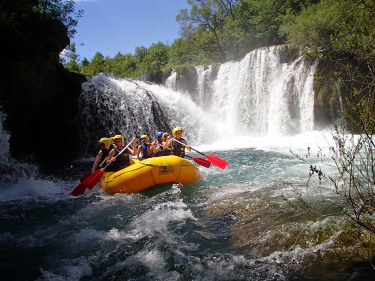 Raften op de Mrežnica rivier nabij Karlovac Kroatië