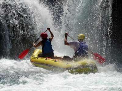 Raften op de Mrežnica rivier nabij Karlovac Kroatië