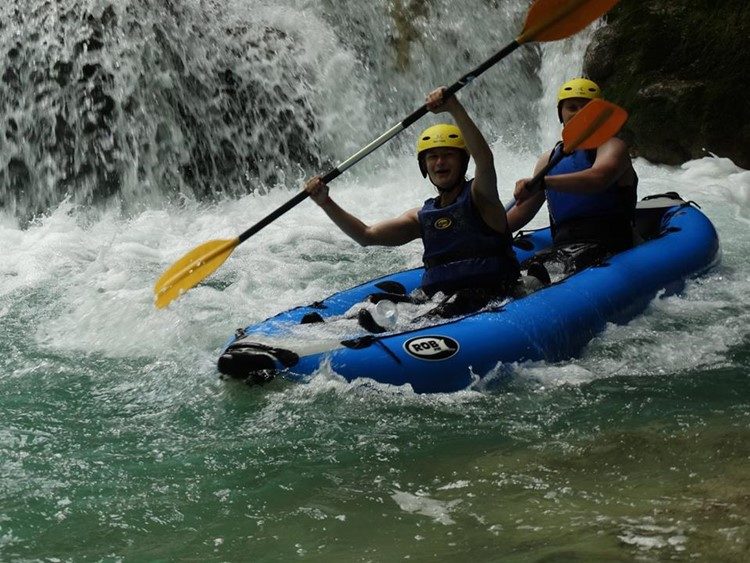 Raften op de Mrežnica rivier nabij Karlovac Kroatië