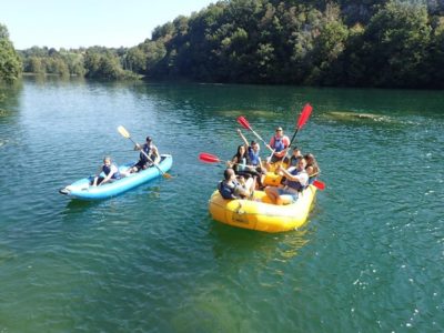 Raften op de Mrežnica rivier nabij Karlovac Kroatië
