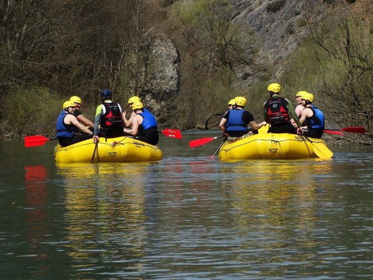Raften op de Mrežnica rivier nabij Karlovac Kroatië