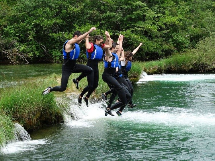Raften op de Mrežnica rivier nabij Karlovac Kroatië