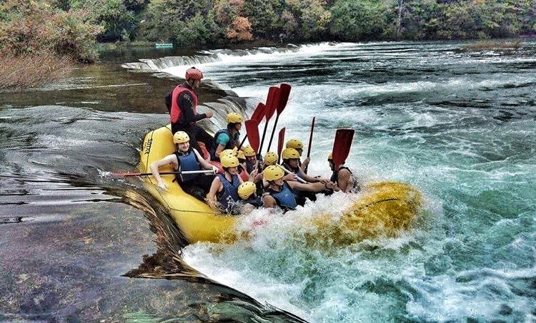 Raften op de Mrežnica rivier nabij Karlovac Kroatië