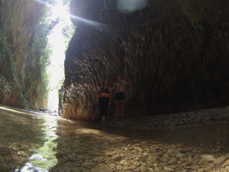 Rivier trekking door de Neda kloof nabij Olympia