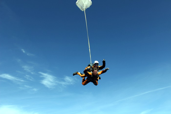 Cadeau voor hem; skydive parachutesprong Nederland