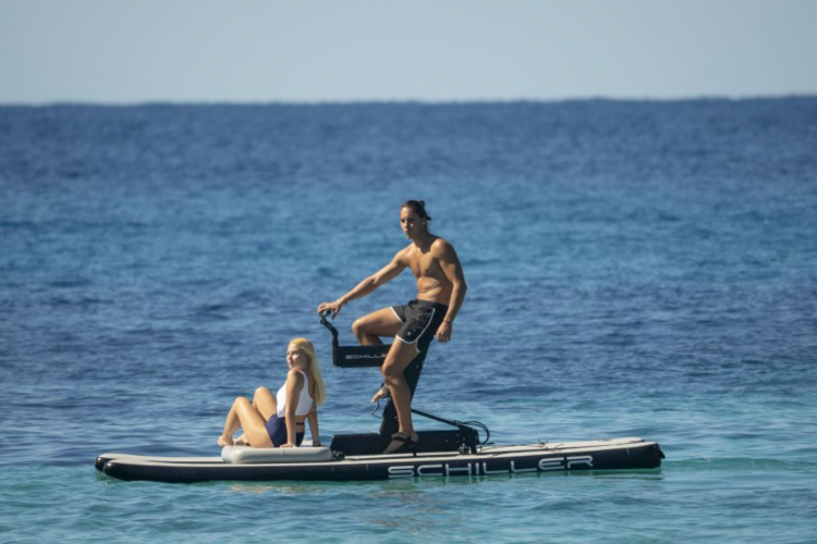 Boot met luxe water tools in Ibiza