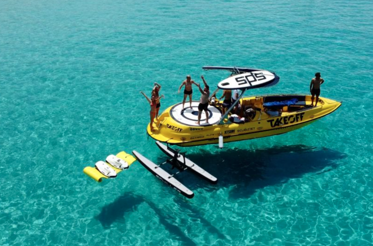 Boot met luxe water tools in Ibiza