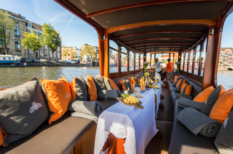 Luxe Salonboot Rondvaart door Amsterdam met drankjes en kaas