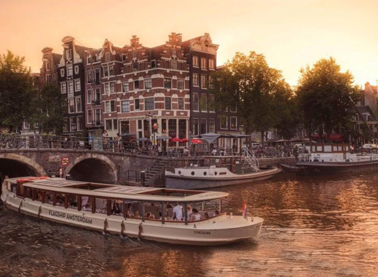 Luxe Salonboot Rondvaart door Amsterdam met drankjes en kaas