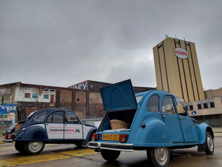 Oldtimer toertocht met een 2CV (Lelijke) eend - Nijmegen Gelderland