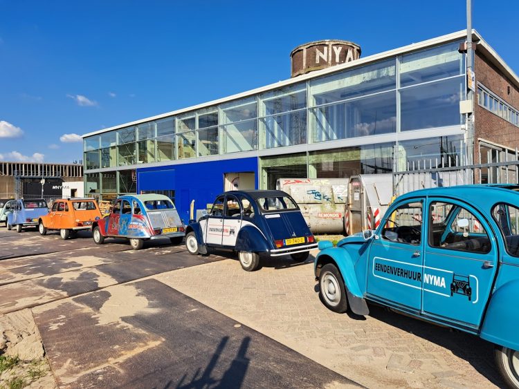 Oldtimer toertocht met een 2CV (Lelijke) eend - Nijmegen Gelderland
