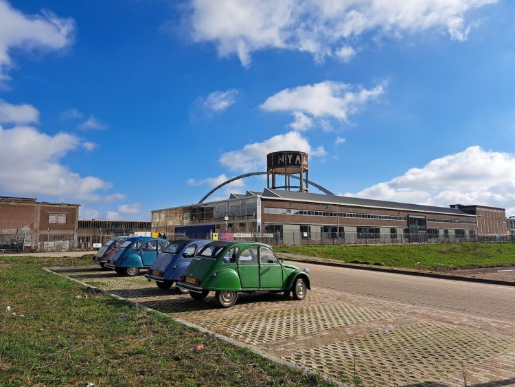 Oldtimer toertocht met een 2CV (Lelijke) eend - Nijmegen Gelderland
