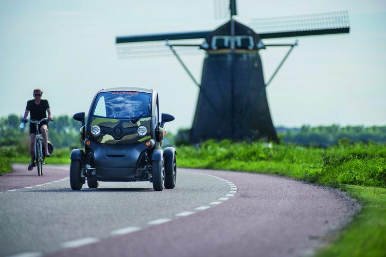 Renault Twizy tour door het Hollands landschap in Zuid-Holland vanuit Lisse